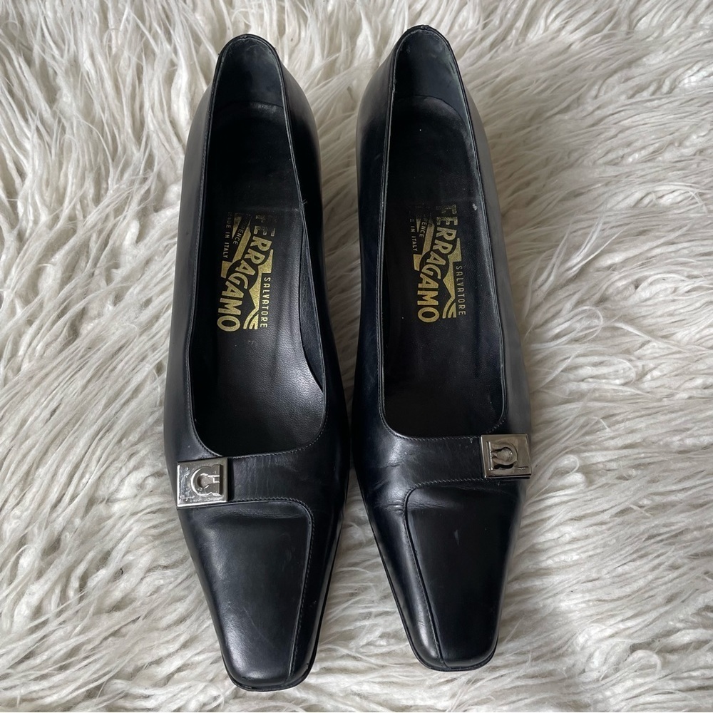 Salvatore Ferragamo Black Leather Buckle Detail Kitten Heel Pumps Size 8.5 - Picture 4 of 12